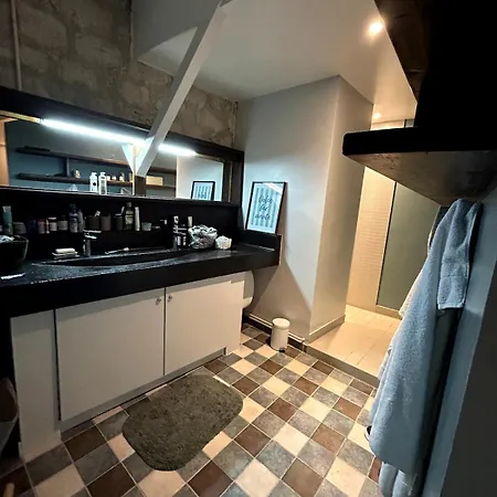 Apartament Large Architect-designed House With Rooftop